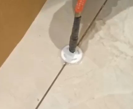 乐陵瓷砖空鼓维修公司专业解答瓷砖在铺贴过程中，如果没有涂抹均匀到位的粘结材料（如水泥砂浆或瓷砖胶），可能会导致以下问题
